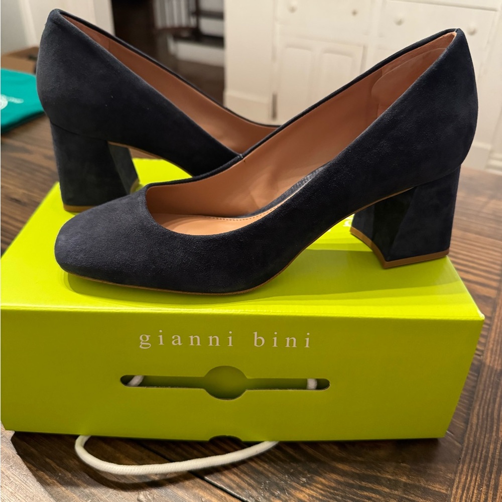 Like-New Gianni Bini Navy Suede Square Toe Low Block Heel size 9